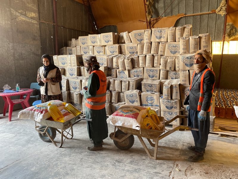Matutdelning från Världslivsmedelsprogrammet (WFP) i provinsen Herat i nordvästra Afghanistan.