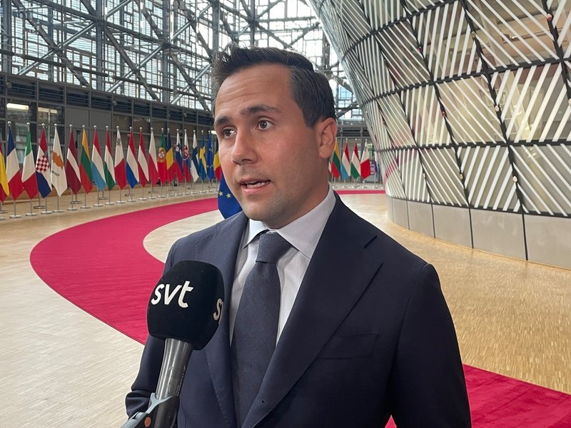 Utrikeshandelsminister Benjamin Dousa på väg in till måndagens EU-möte i Bryssel.