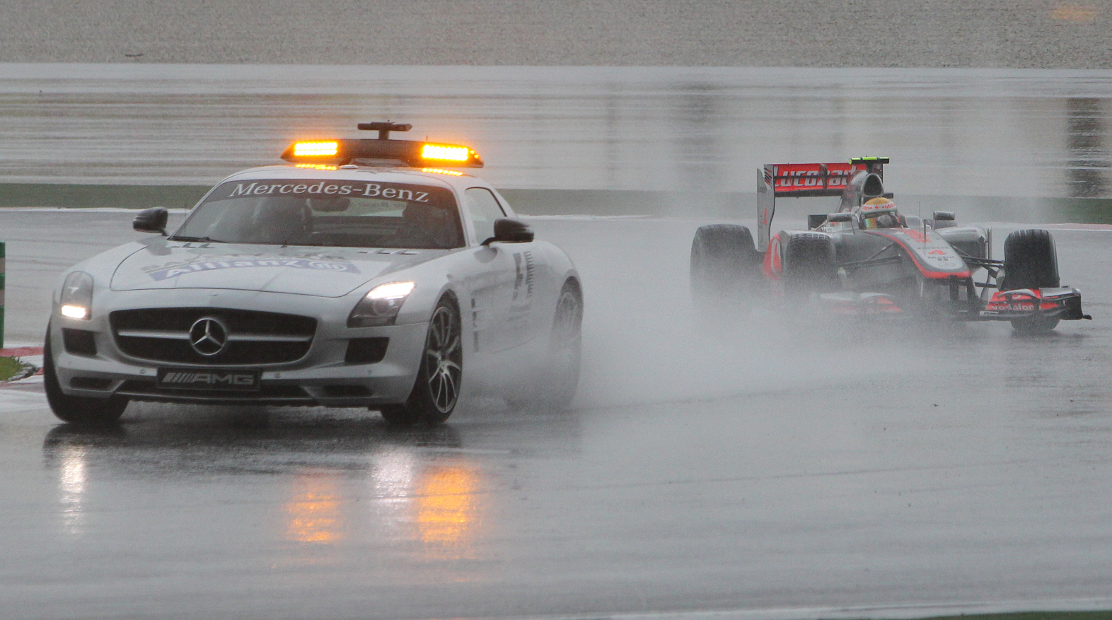 Tävlingen avbröts och samtliga bilar fick byta till regndäck.