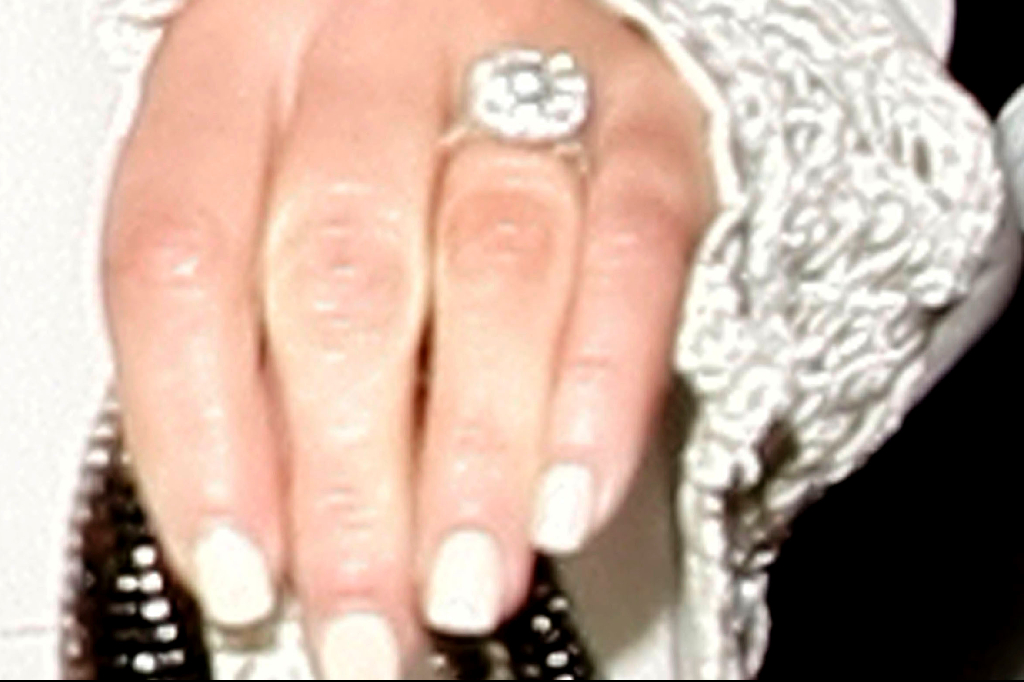 Heather Locklears runda ring med detaljer är ljuvlig. Heather Locklears runda ring med detaljer är ljuvlig.