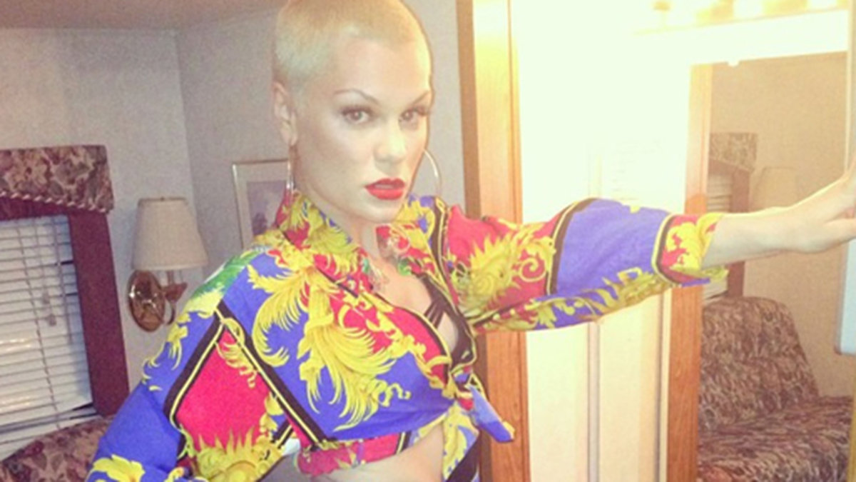 Jessie J testar outfits på en MTV-festival på Malta. 