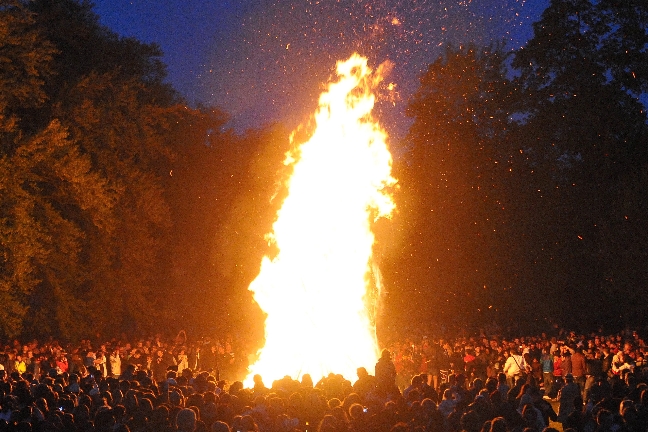 Uppskattningsvis 25 000 personer hade samlats i centrala Lund för att fira Valborg. Uppskattningsvis 25 000 personer hade samlats i centrala Lund för att fira Valborg.