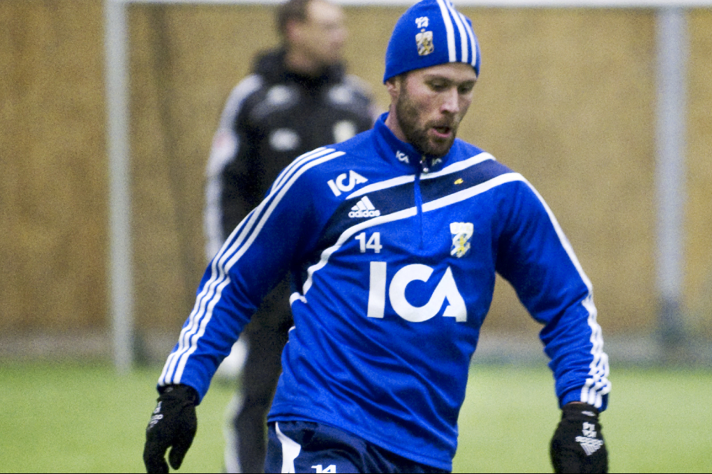 Hjalmar Jonsson håller koll på bollen.