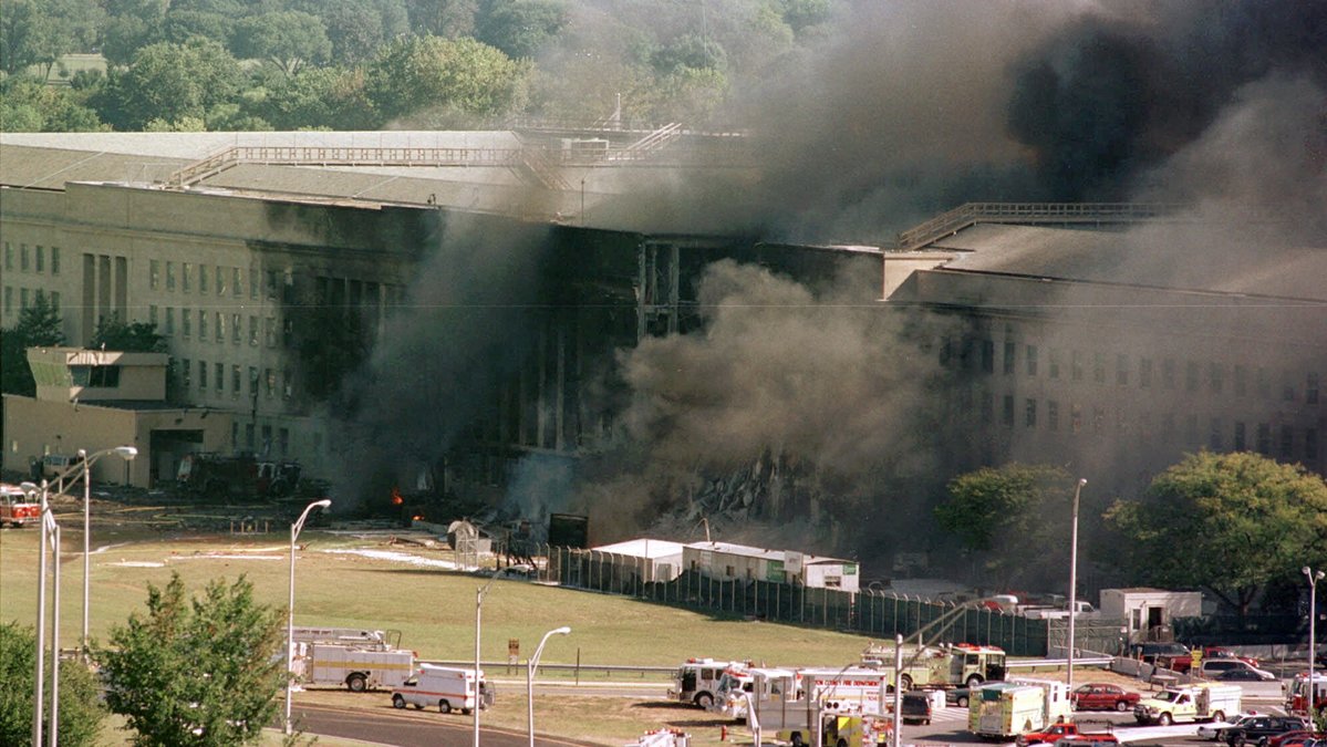 Även försvarshögkvarteret Pentagon attackerades med ett kapat plan.