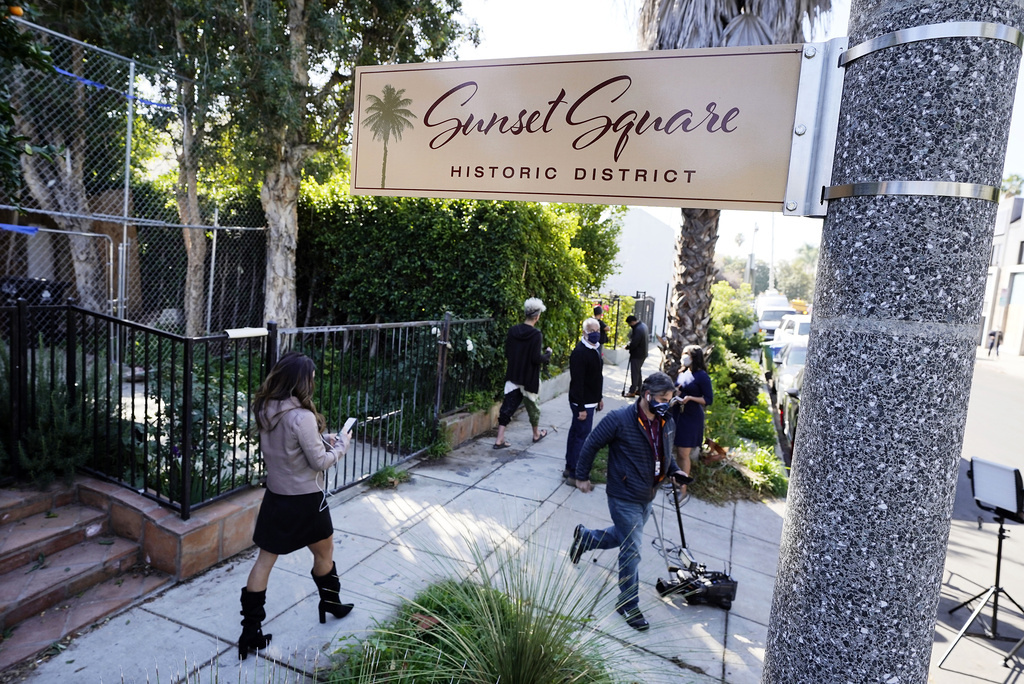Journalister på North Sierra Bonita Avenue i Los Angeles strax efter rånet i februari 2021. Arkivbild.