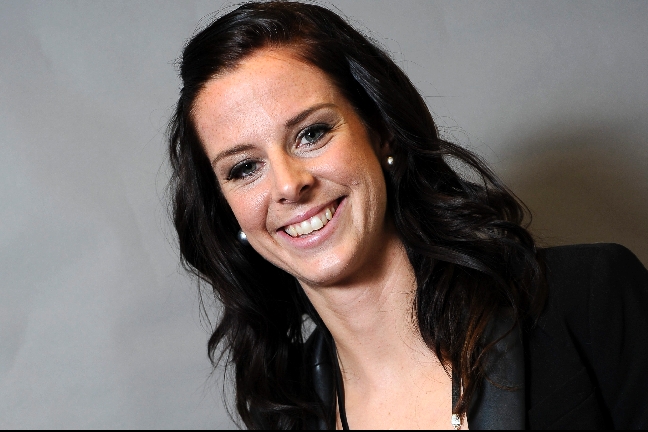Lotta Schelin poserar framför kameran. Lotta Schelin poserar framför kameran.