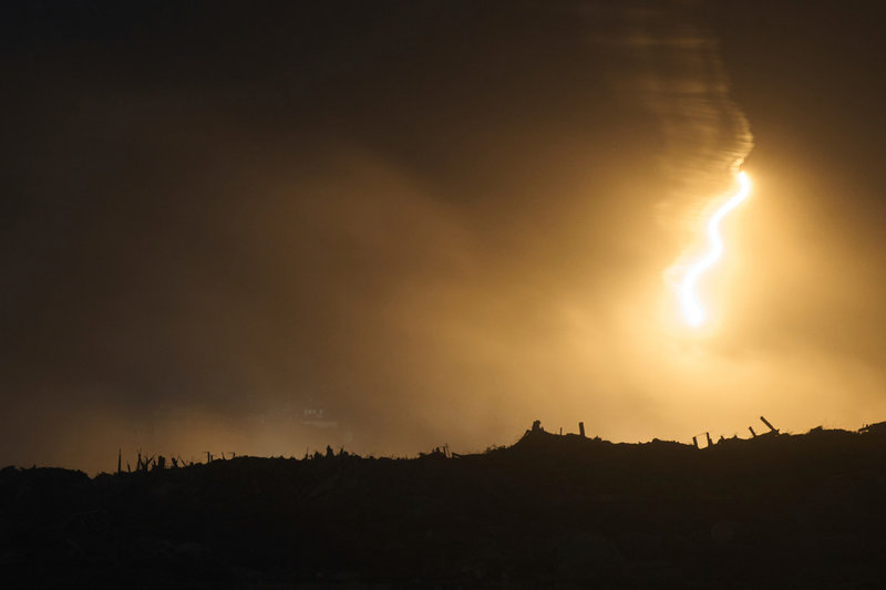 En militär israelisk fackla lyser upp norra Gazaremsan på tisdagskvällen.