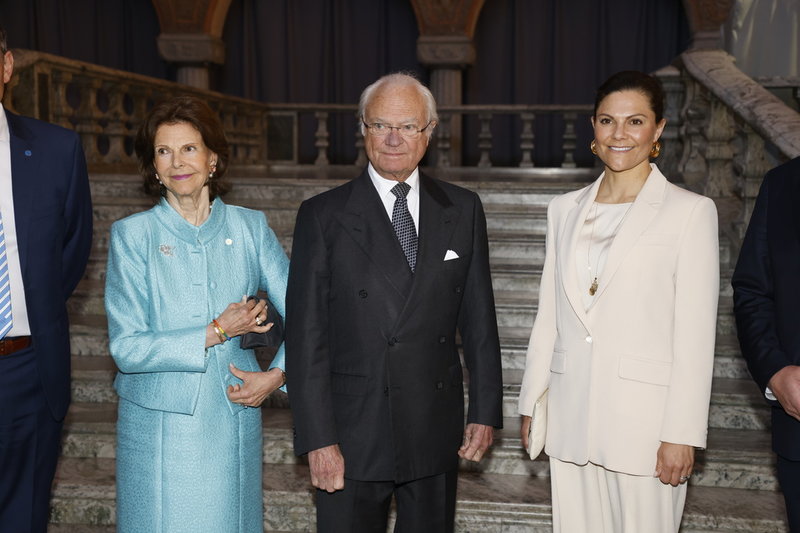 Drottning Silvia, kung Carl XVI Gustaf och kronprinsessan Victoria hyllade de framgångsrika svenska OS-idrottarna i Tokyo och Peking.