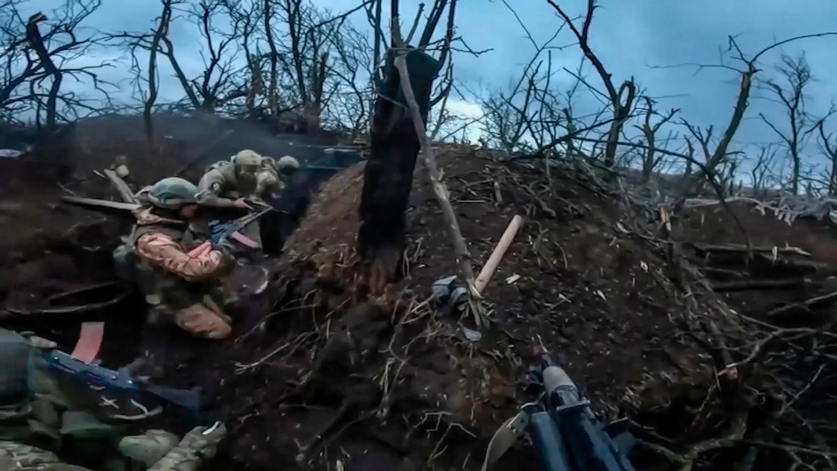 Ryska soldater på en icke namngiven plats i Ukraina. Bild från ett videoklipp som det ryska försvarsdepartementets presstjänst publicerade i torsdags.