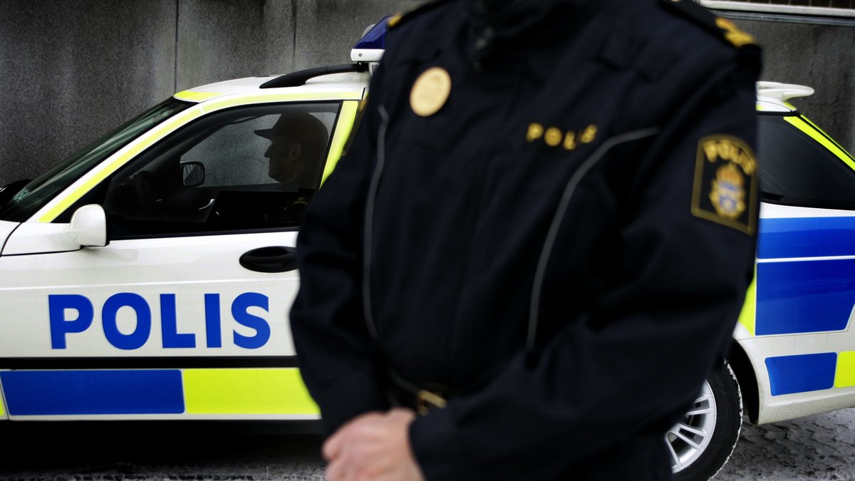 En man har skjutits mitt i centrala Stockholm.