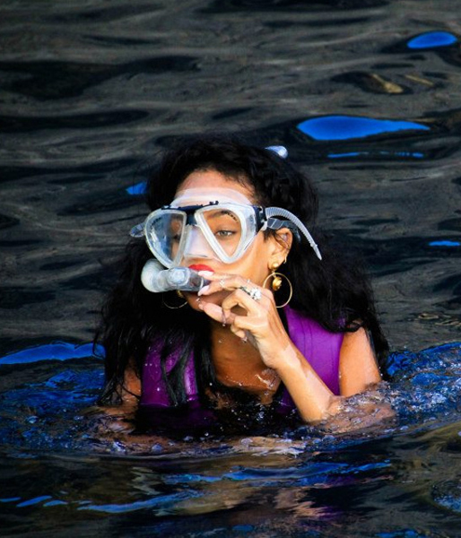 Rihanna dyker med mycken och hela kittet. Rihanna dyker med mycken och hela kittet.