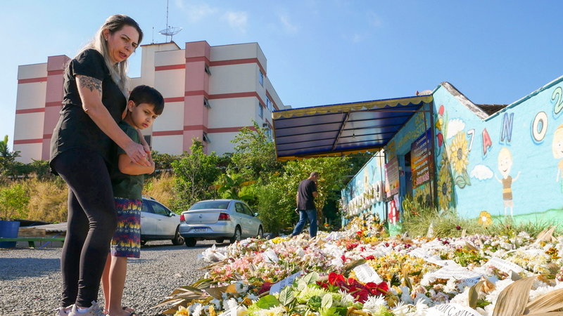 Veti Bredun tillsammans med sonen Eduardo, som blev vittne till yxdådet på sin skola i Blumenau.