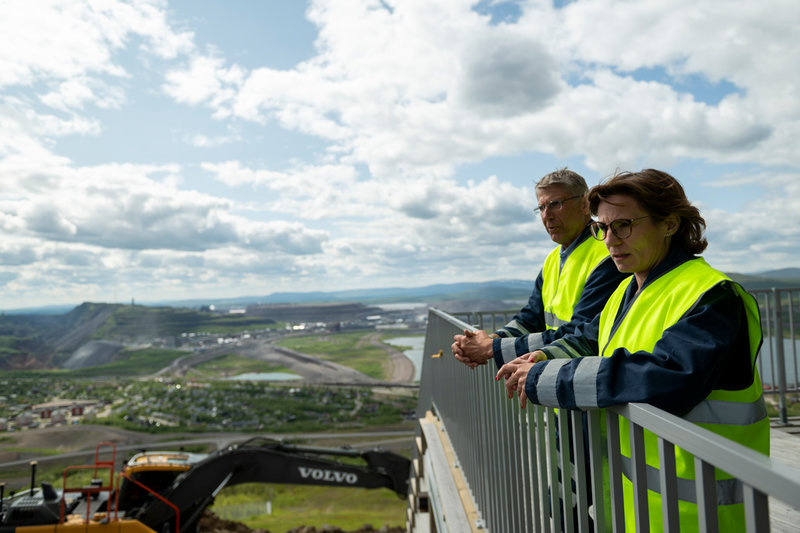 LKAB:s VD Jan Moström och EU-kommissionär Jessika Roswall (M) tittar ut över Kiruna och gruvan från toppen av berget Luossavaara.