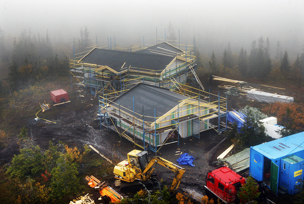 Zlatan bygger hus mitt i den norrländska vildmarken. 