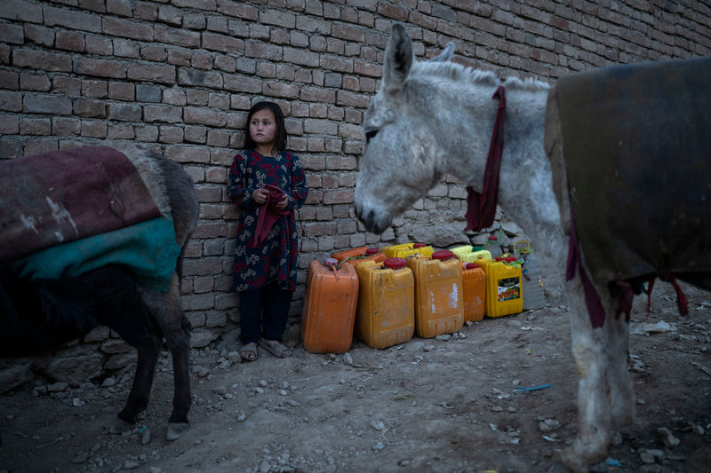 Afghansk flicka i Kabul, bild tagen i november. Fyra miljoner barn i Afghanistan går enligt Unicef inte i skolan.