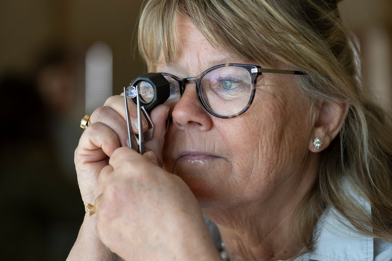 Lena Carlsson, vd för Smycken & Klockor, vill se bättre information till kunderna om vilka diamanter de köper.