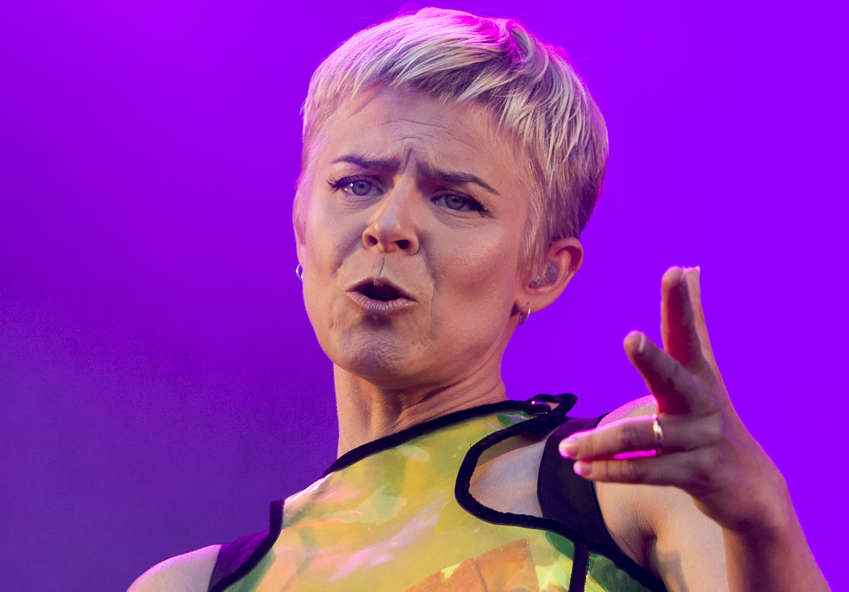 Robyn tjänade över två miljoner kronor. Robyn tjänade över två miljoner kronor.