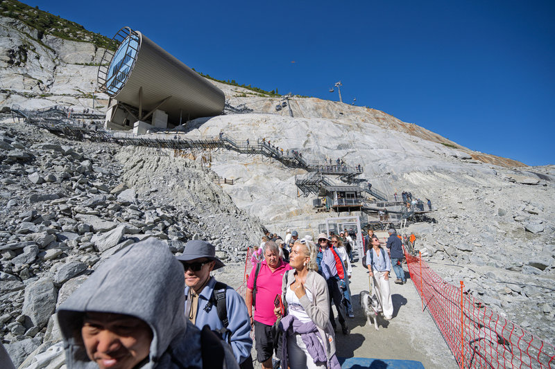 Varje år när glaciären krymper får nya trappsteg läggas till. 2018 nådde glaciären platsen där gondolens fot nu står.
