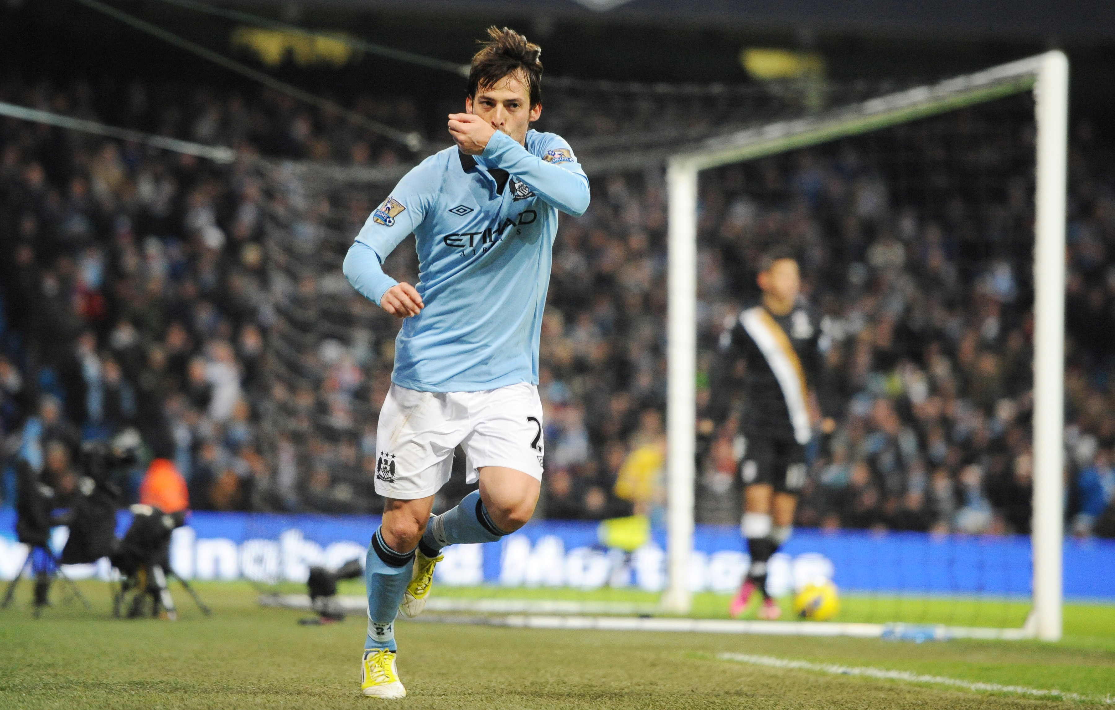 Till vänster på mittfältet får Manchester Citys David Silva plats med sin lön på 110 miljoner kronor per år. Till vänster på mittfältet får Manchester Citys David Silva plats med sin lön på 110 miljoner kronor per år.