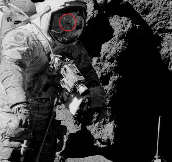 Bilden på en astronaut och dennes hjälm ska visa att månlandningen 1972 var fej.