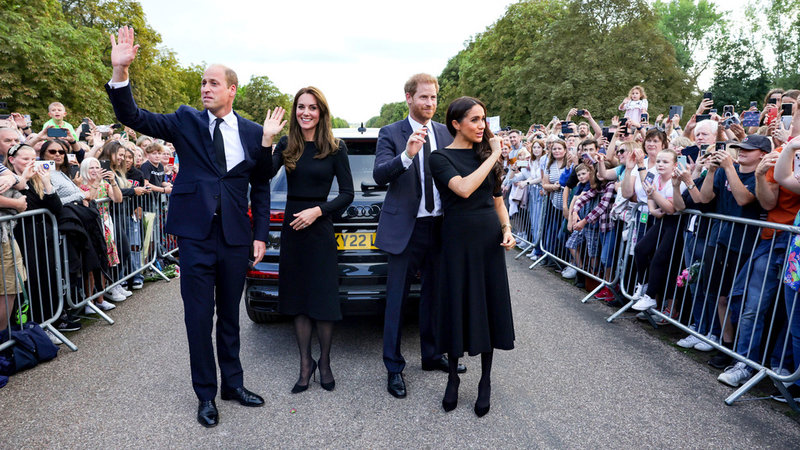 Prins William, prinsessan Kate, prins Harry och Meghan utanför Windsor Castle.