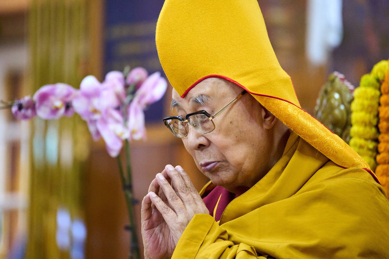 Tibets andlige ledare Dalai Lama i ceremoniell huvudbonad i februari i år, vid ett evenemang där exiltibetaner bad för att han ska få ett långt liv. 
