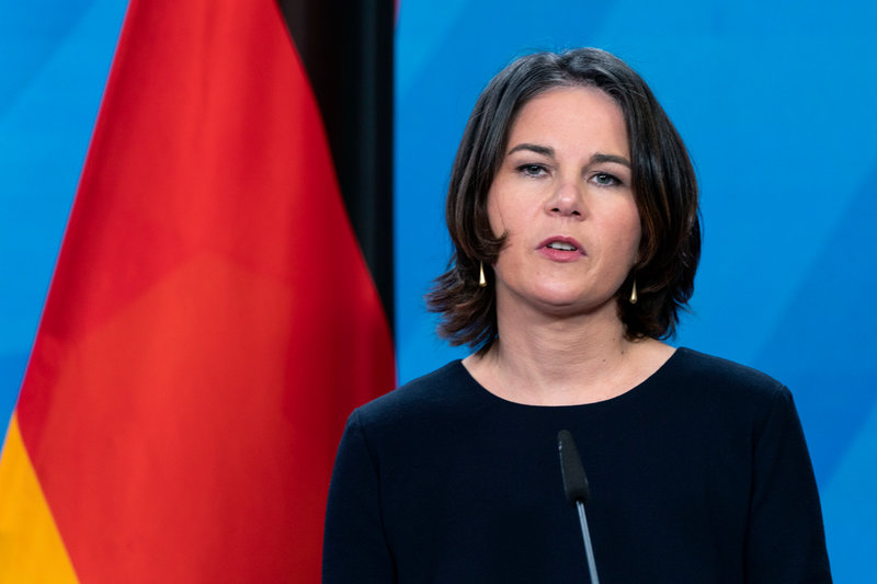 Tysklands utrikesminister Annelena Baerbock förklarar varför landet inte vill att tyska vapen ska forslas till krisen i Ukraina. Här talar hon vid en presskonferens med USA:s utrikesminister Antony Blinken i torsdags.