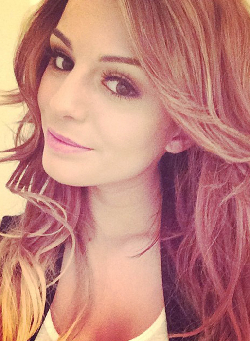 Cher Lloyd visar sitt nya ljusa hår. Cher Lloyd visar sitt nya ljusa hår.