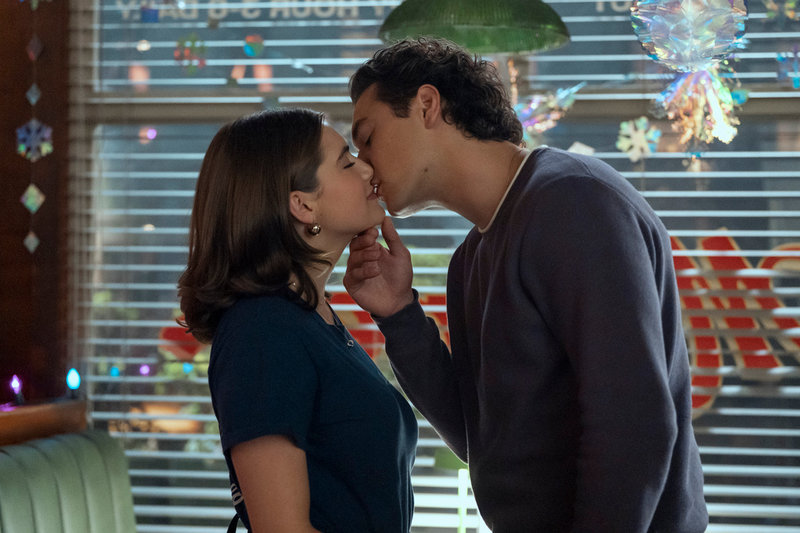 Hannah (Ella Bright) och Garrett (Belmont Cameli) i "Off campus". 