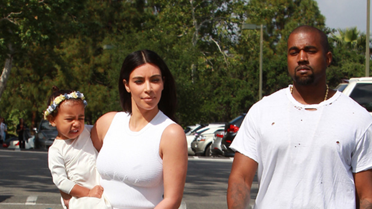 Vitklädda Kim och Kanye tar med sig lilla North till kyrkan på påsk. 