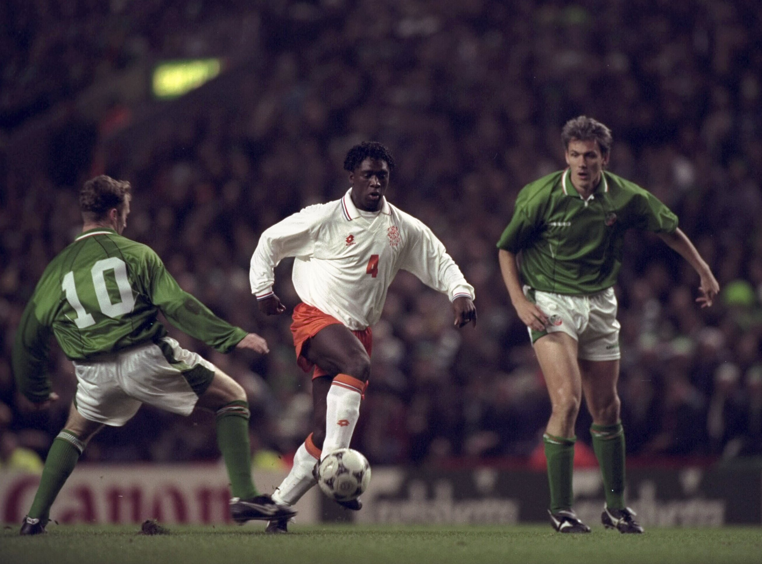 Den Surinam-födde Seedorf debuterade för Holland år 1994. Den Surinam-födde Seedorf debuterade för Holland år 1994.