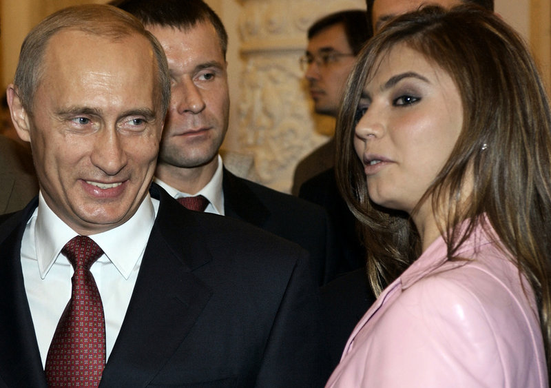 Rysslands president Vladimir Putin tillsammans med gymnasten Alina Kabajeva på en bankett i Moskva 2004. Arkivfoto.