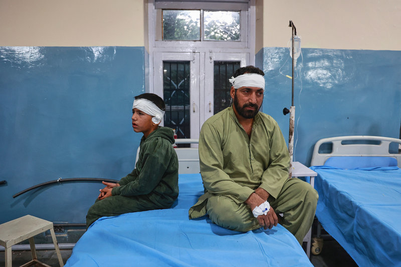 En indisk pappa och hans son, som uppges ha skadats i pakistansk artilleribeskjutning, får vård i Uri i Pakistankontrollerade Kashmir.