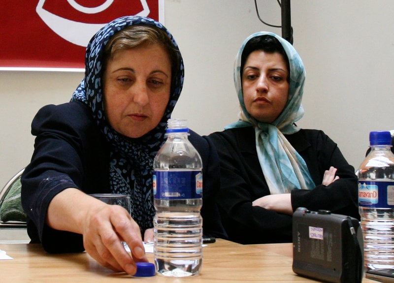 Shirin Ebadi tillsammans med Narges Mohammadi (till höger), som tilldelades Nobels fredspris 2023 – 20 år efter att Shirin Ebadi blev den första iraniern att få det. Bild från 2007.