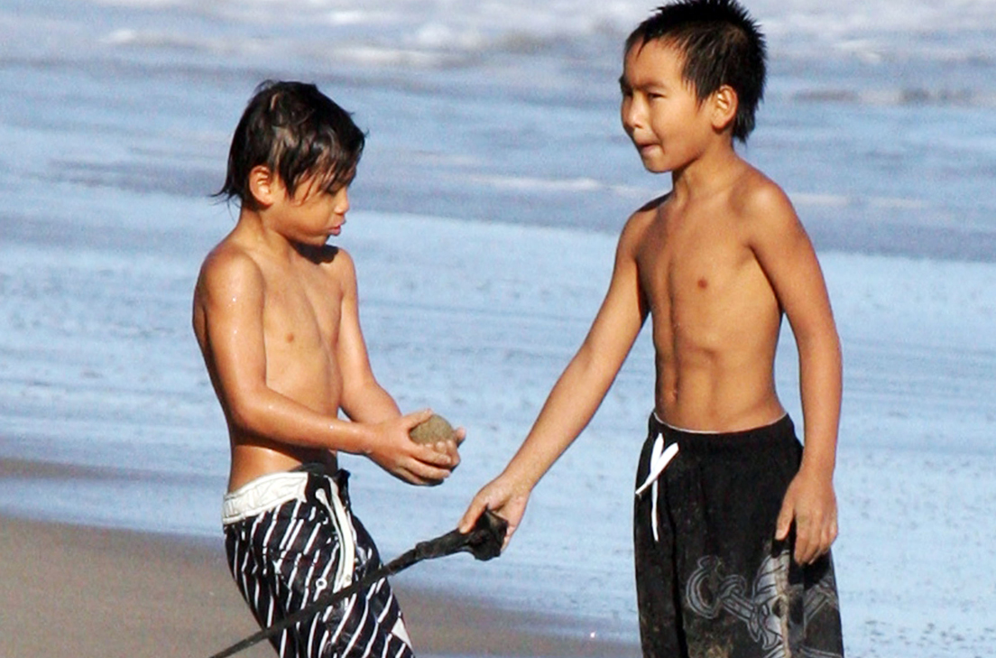 Sönerna på stranden i Malibu. Lär vara en hel del tjejer som kommer försäka nästla sig in i de här killarnas hjärtan. Fira julafton med Jolie-Pitt, japp. Sönerna på stranden i Malibu. Lär vara en hel del tjejer som kommer försäka nästla sig in i de här killarnas hjärtan. Fira julafton med Jolie-Pitt, japp.