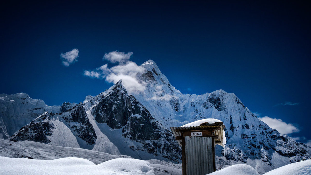 På nästan 7 000 meters höjd finns den här toaletten i Nepal via nationalparken Sagarmatha.