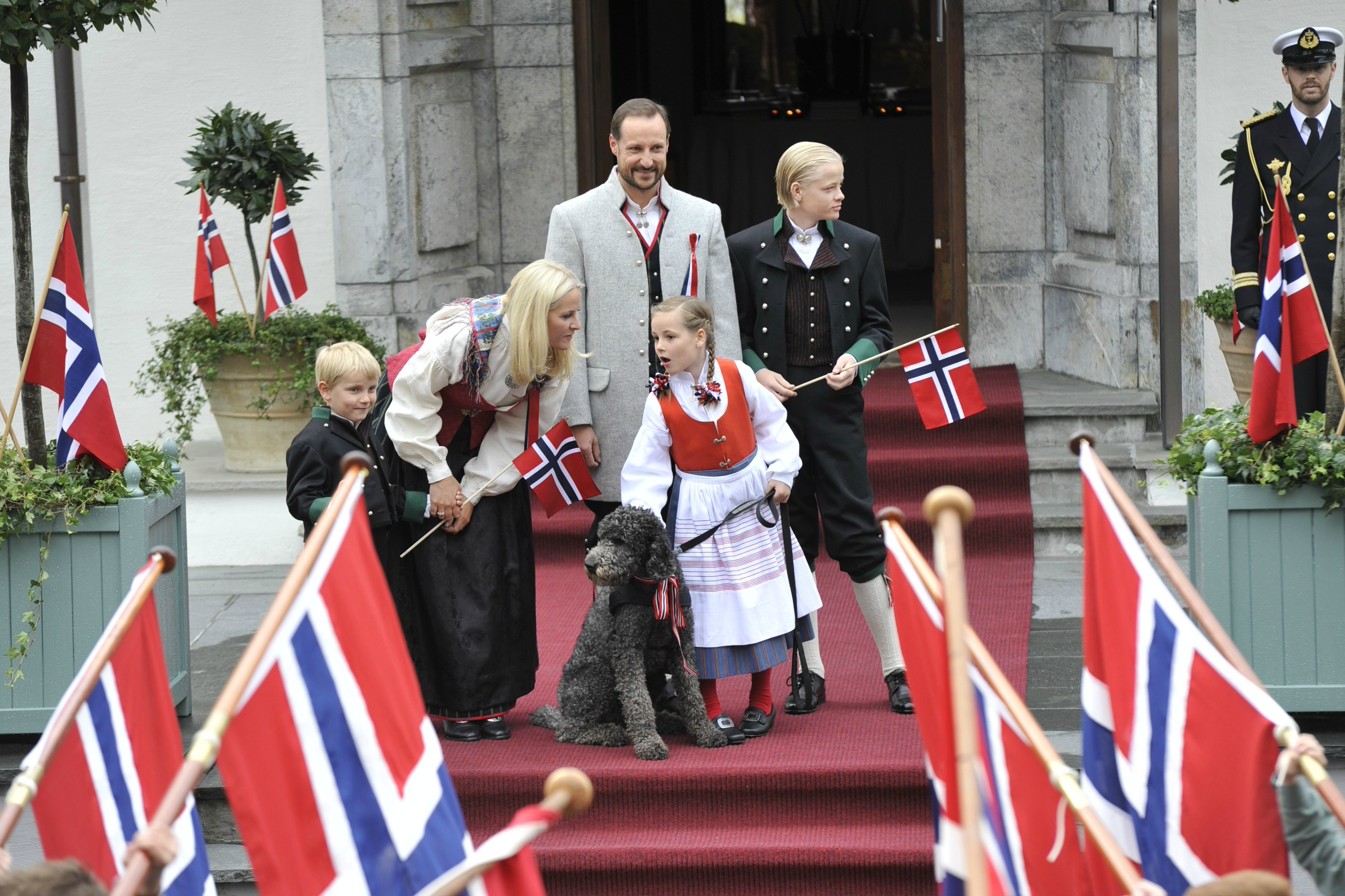 Delar av kungafamiljen på slottsgården. Delar av kungafamiljen på slottsgården.