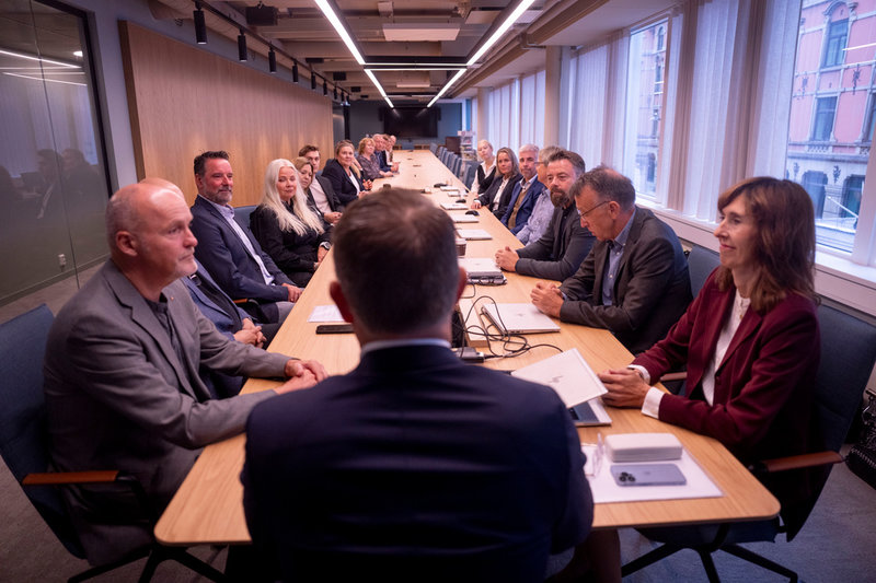 Parterna var tvungna att komma överens senast vid midnatt för att undvika strejk – så blev det inte. Bild tagen under förhandlingar i onsdags.