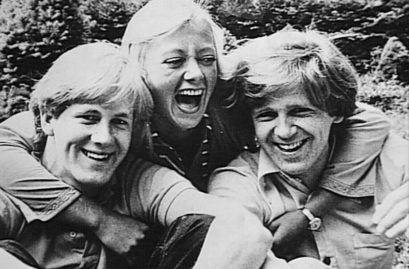 Galenskaparna bildades 1978 av Anders Eriksson, Kerstin Granlund och Claes Eriksson. De slog sig ihop med barbershop-chalmeristerna i After Shave och resten är svensk nöjesbranschhistoria – en resa som skildras i dokumentären 'Det ska va gött å leva – en film om Galenskaparna After Shave'. Pressbild.