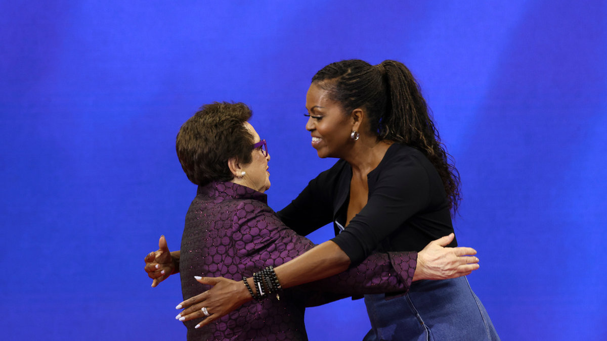 Den förra presidentfrun Michelle Obama, till höger, och tennislegendaren Billie Jean King.