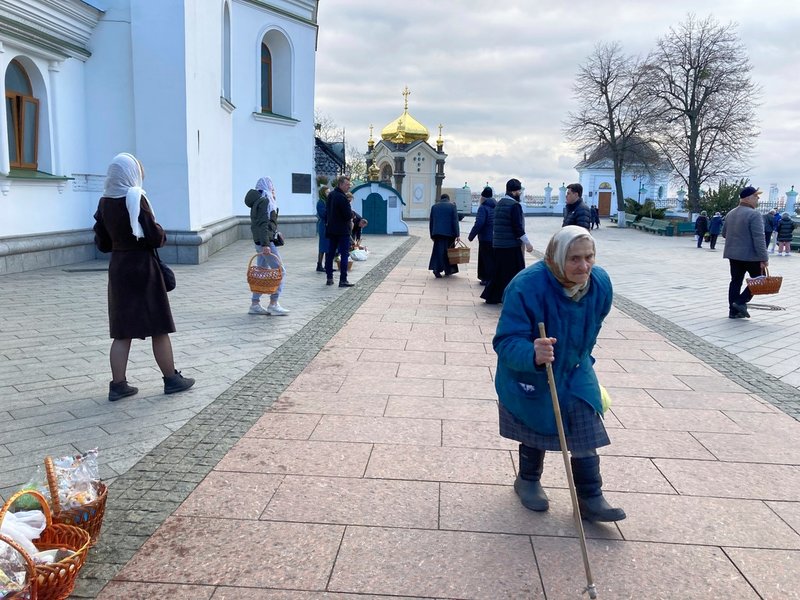 Äldre kvinna vid påskfirande i Kiev.