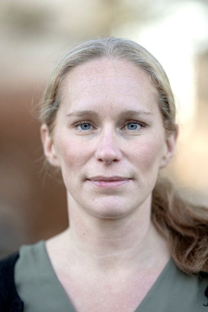 'Jag har alltid varit tyst och en betraktare. Jag har lagt väldigt mycket tid på att förstå andra. Och jag tror att det tidigt blev min roll även i min familj, att jag var den tysta, den som försökte fixa och greja och undanröja konflikter genom att lägga fokus på vad som hände bland de andra i min familj', säger Victoria Everbrand.