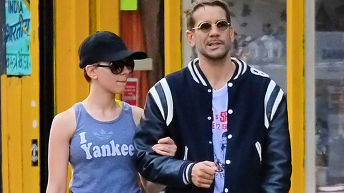 Scarlett Johansson och hennes make Romain Dauriac har det mysigt i New York.