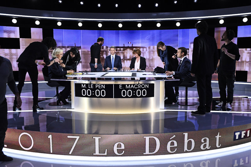Marine Le Pen och Emmanuel Macron får den sista påbättringen av smink innan en tv-debatt inför presidentvalet 2017. Macron vann både det presidentvalet och det efterföljande 2022.