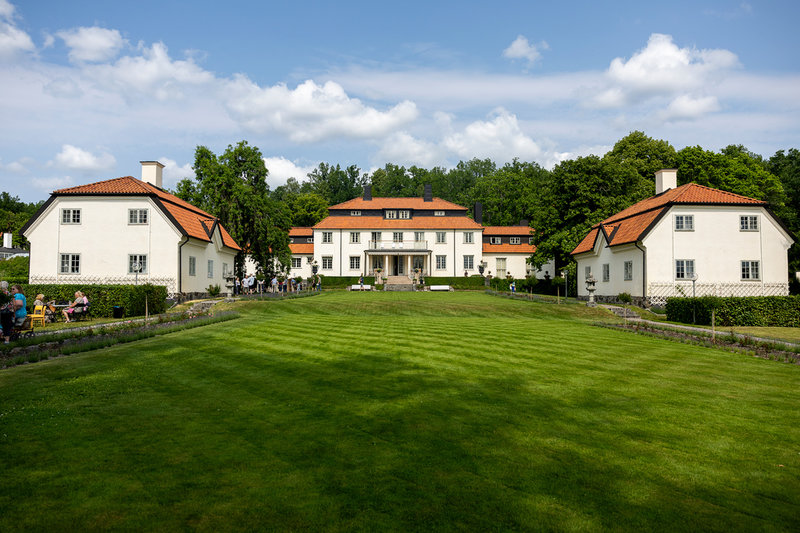 Harpsund, ett anrikt gods i Sörmland, donerades till svenska staten av fabrikören Carl August Wicander på 1950-talet, tänkt att vara rekreations- och representationsbostad för statsministrar. Bild från sommaren 2023.