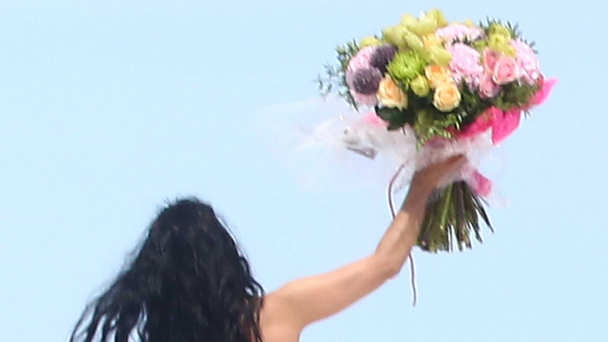 Selena fick ett fång blommor. 
