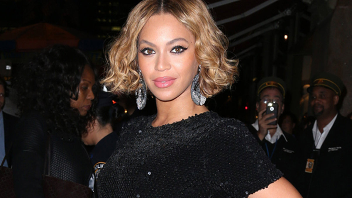 På samma fest var även Beyoncé, som var klädd i en paljettklänning från Topshop. 