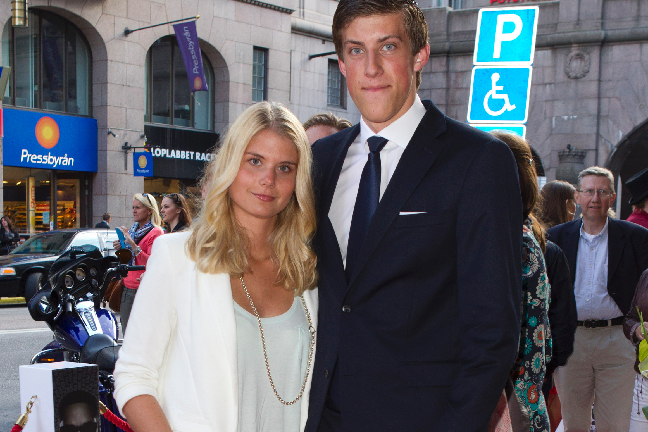 Anton Abele med Sofia Persson: "Ett par pärlörhängen." Anton Abele med Sofia Persson: "Ett par pärlörhängen."