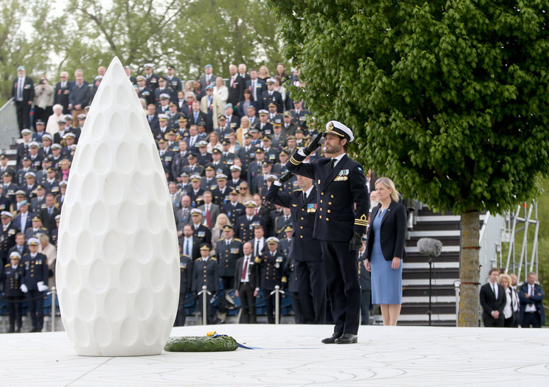 Prins Carl Philip, statsminister Magdalena Andersson och ÖB Micael Bydén vid kransnedläggning på veterandagen i Stockholm.