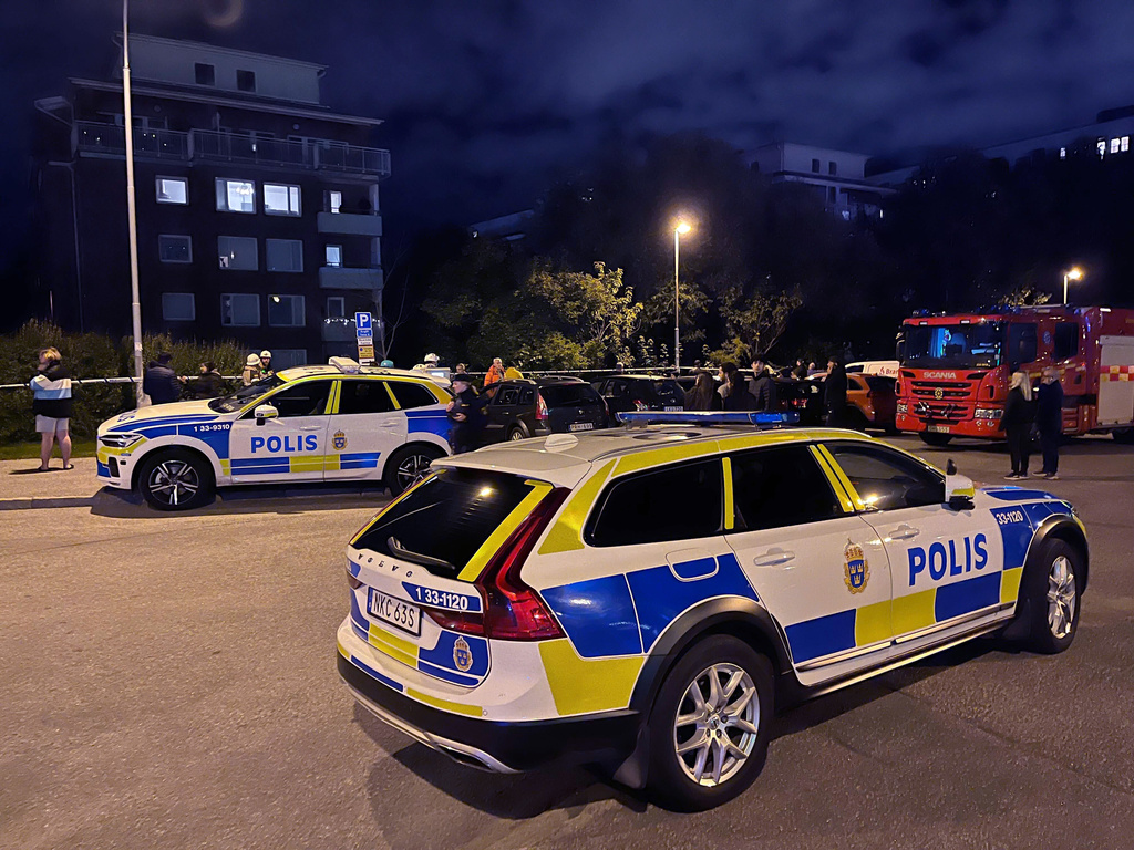 En kraftig explosion har inträffat vid ett flerfamiljshus i Solna.